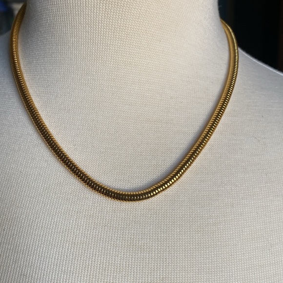 JOAN RIVERS Vintage Goldtone Oval Focal Point Necklace - Picture 4 of 6